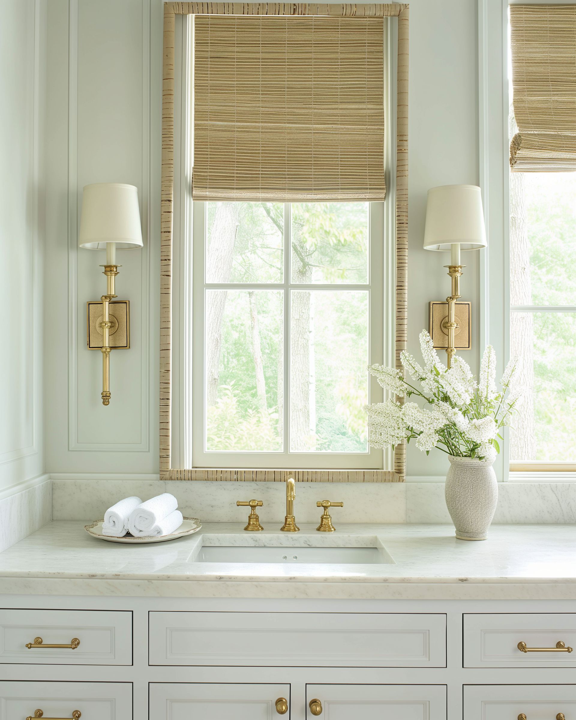 rosebud_08959_A_coastal_Southern_bathroom_vanity_with_custom_wh_58564f0e-0f24-4fb7-bbc6-d25cdf46ed67